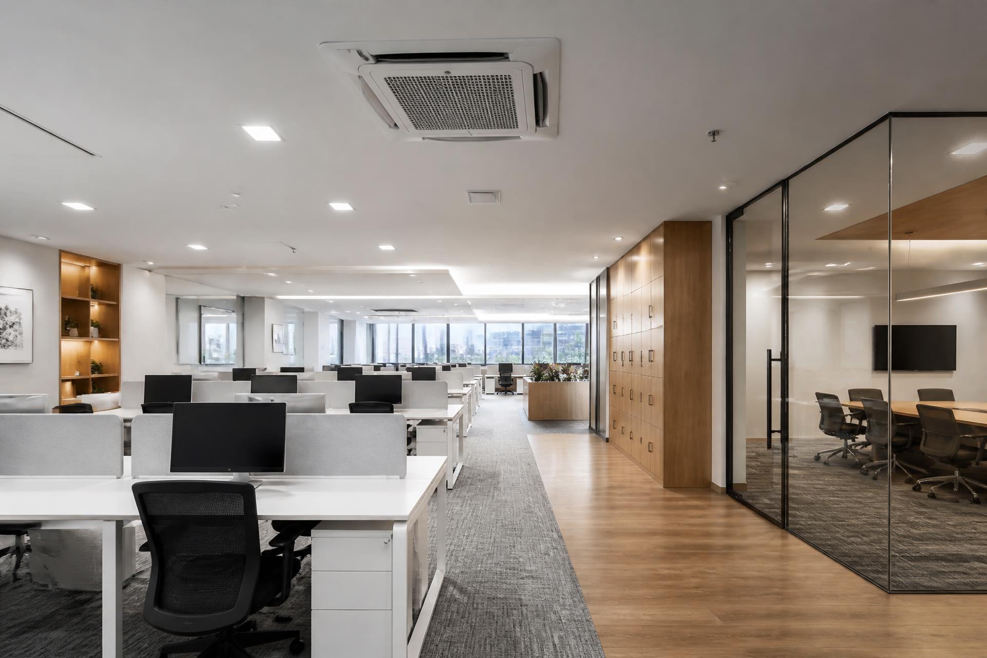 Ambiente corporativo climatizado com equipamentos de teto